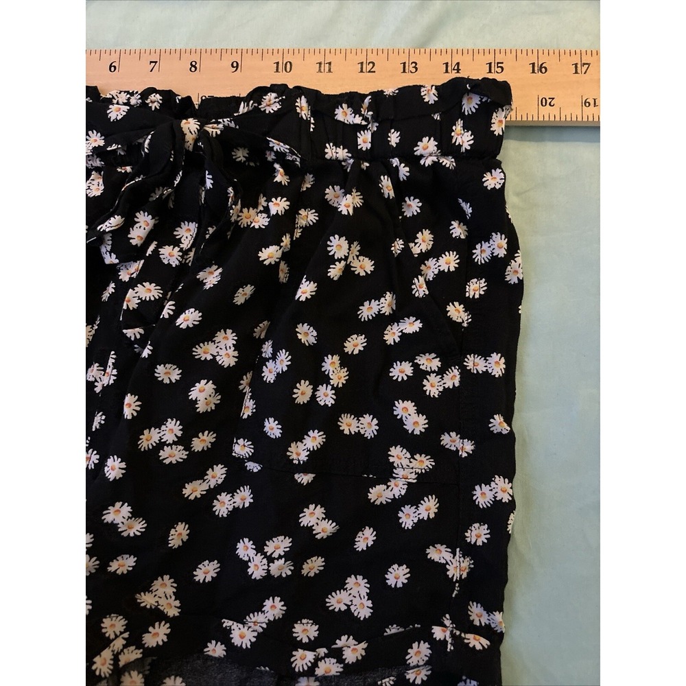 Black With Daisy Print Lightweight Shorts, Slit Pockets With Tie In Front